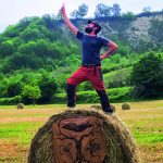 Tommaso Campana in piedi su una balla di fieno